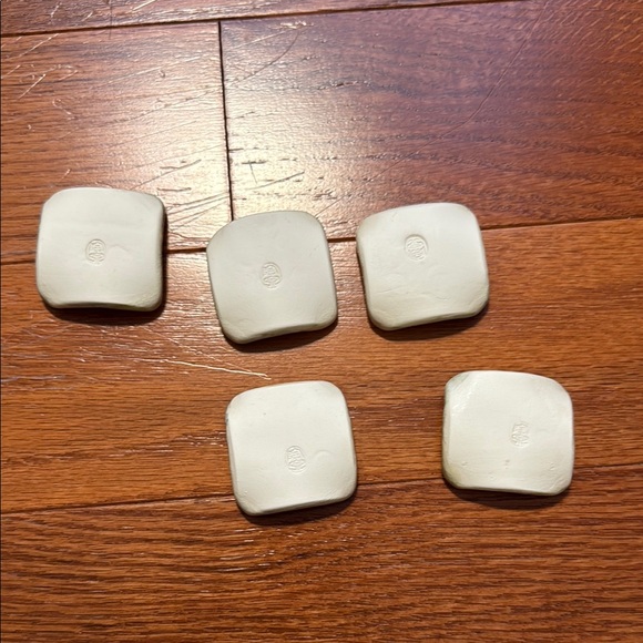 CAMELLIA CHOPSTICK REST SET - Picture 7 of 10